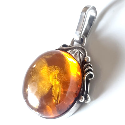 Classic Round Natural amber pendant in sterling silver frame