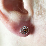 small daisy post earrings